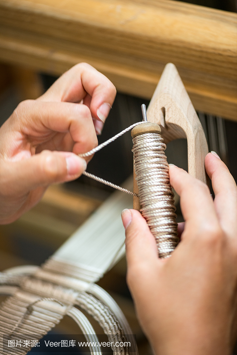 传统织布机在纺织辅料制造中的应用细节